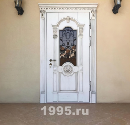 Одностворчатая парадная дверь с карнизом